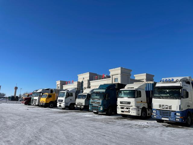 2月3日，“甩挂运输”政策取消后，经满洲里口岸过境的俄罗斯货车排着队等待装运果蔬生鲜产品。新京报记者 张静姝 摄