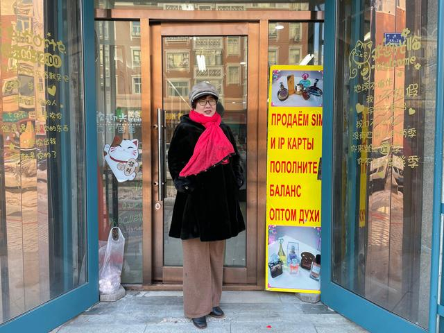 2月3日，任艳萍在自家店铺门口，疫情三年她一直没有关店，等着俄罗斯客户重新“回来”。新京报记者 张静姝 摄