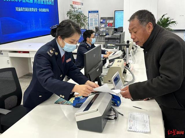 ▲川渝高竹新区纳税人正在窗口办理业务