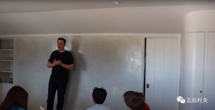 马斯克曾在加州家中为孩子们开设学堂，并亲自教学