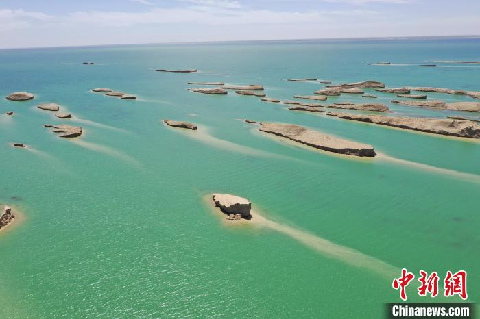 图为海西州境内的水上雅丹风光。赵凛松摄