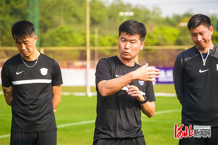 沧州雄狮新任主教练肇俊哲已经开始带队训练。 沧州雄狮俱乐部供图