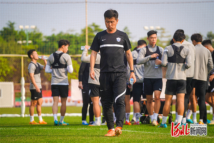 沧州雄狮新任主教练肇俊哲已经开始带队训练。 沧州雄狮俱乐部供图