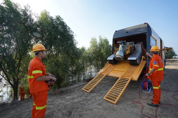 图为国家矿山应急救援淮南队矿山救护大队三中队救援人员操控排水抢险车执行任务