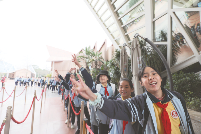     ▲学生们开心入园