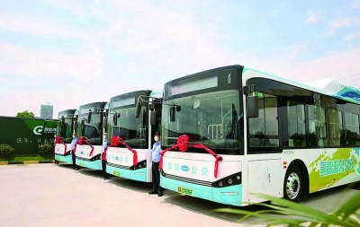 开沃生产的氢能源公交车亮相，助力南京首条氢能源公交示范线开通。企业供图