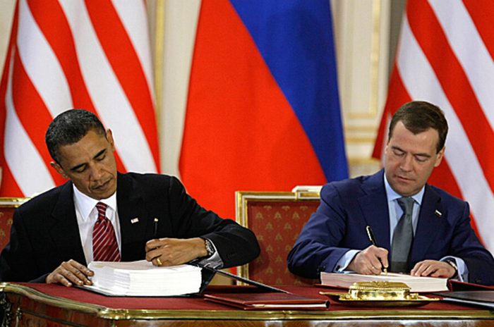（奥巴马与梅德韦杰夫签署New Start，来源：社交媒体）