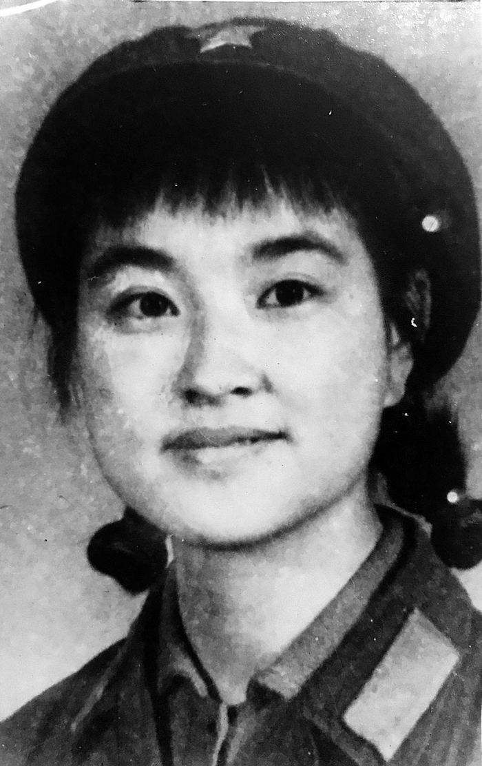     穿上军装的刘晓庆