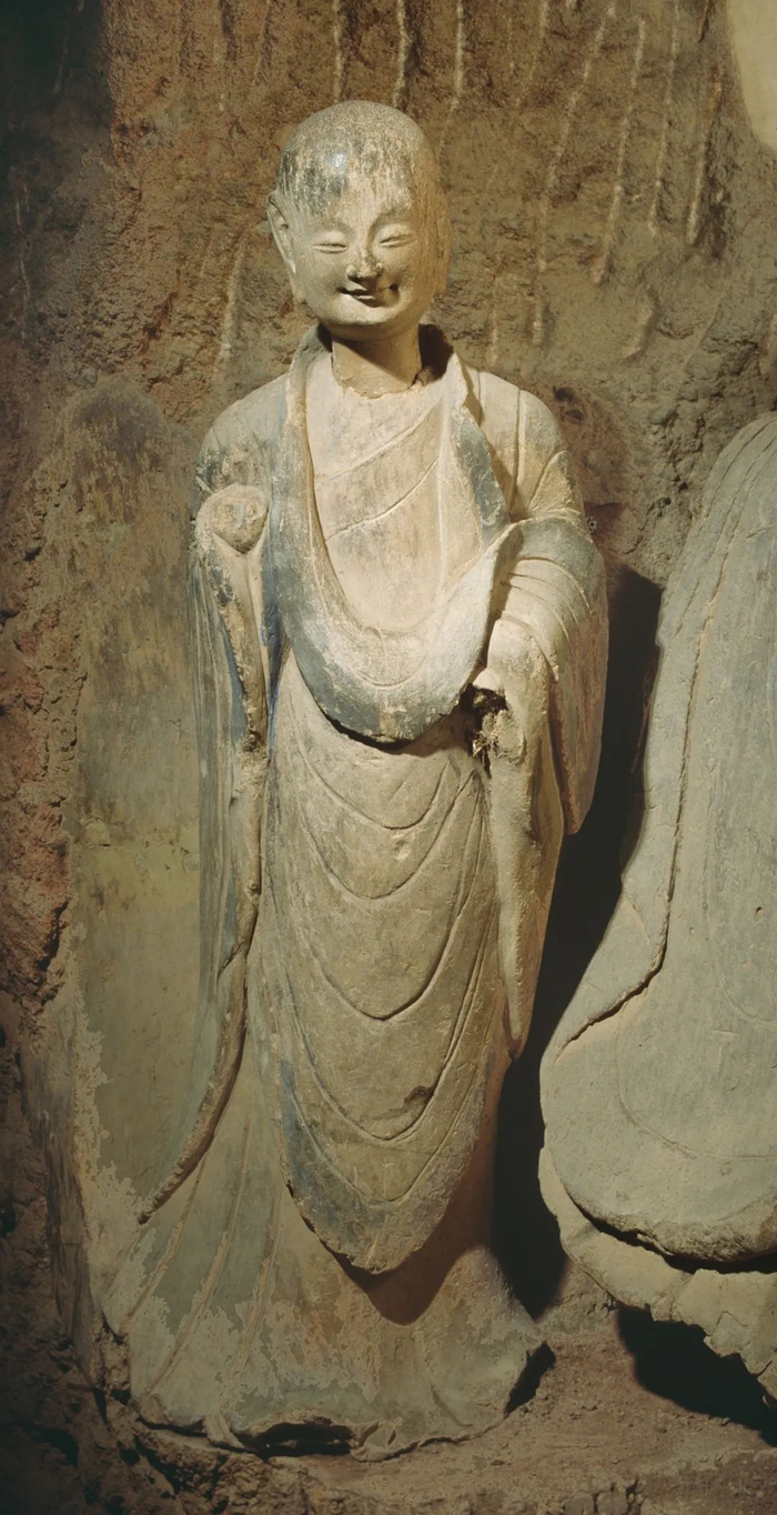 ▲133窟9号龛沙弥的微笑，北魏晚期。