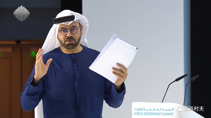 访谈主持人穆罕默德·阿卜杜拉·阿尔戈维，是阿联酋内阁事务部长兼世界政府峰会组织主席