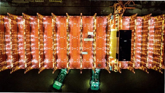 　　2月10日，由江苏扬子鑫福造船有限公司建造的全球最大新造集装箱船“鑫福102”轮，驶离江苏太仓港扬子三井造船有限公司码头，开启新年首次出江入海8天试航。图/视觉中国