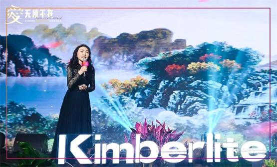 ▲方琼女士演唱《我的深情为你守候》