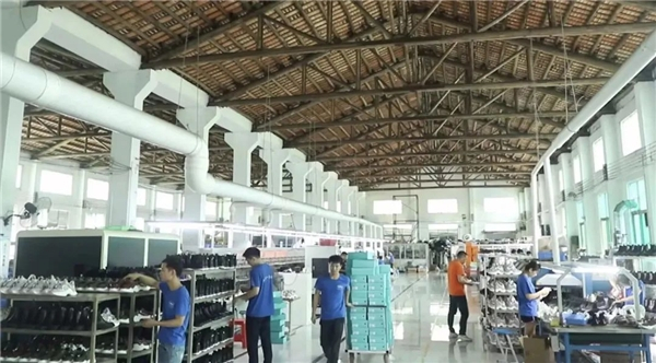 　　图 | 库房一角，员工们正在备货