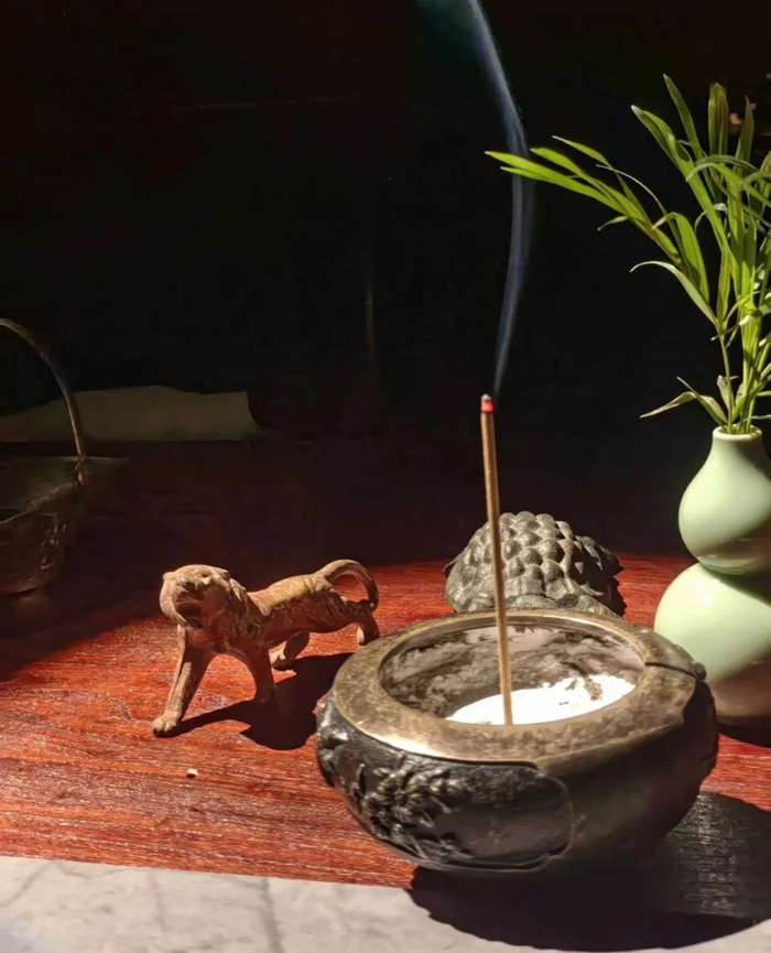 　　图 | 赵秋实也经常焚香、传播古典文化