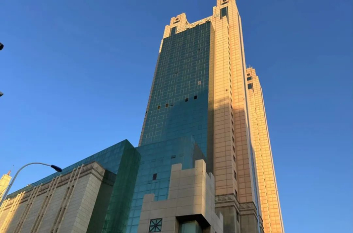 两部分组成的百货大楼大厦