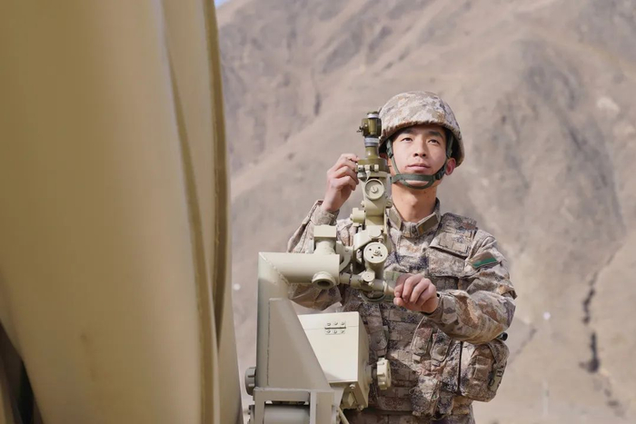 ★西藏军区某旅上等兵张美瀚正在参加训练。王龙羊  摄