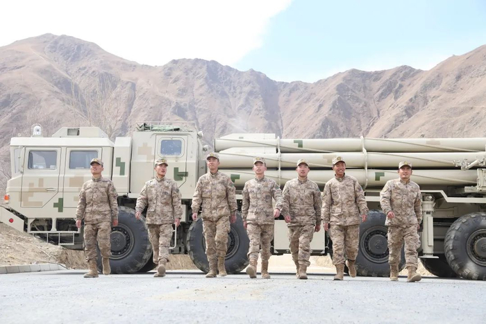 ★西藏军区某旅上等兵张美瀚（左四）和战友们训练归来。刘旺  摄