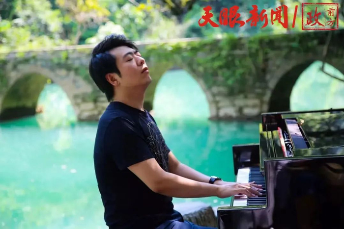 郎朗在荔波小七孔景区即兴演奏。（图/荔波融媒体中心）