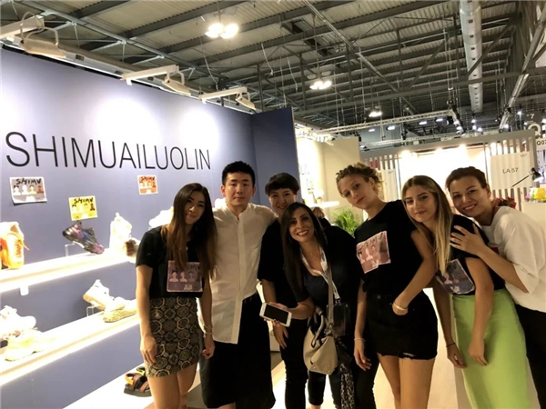 　　图 | 诗慕·爱洛琳在意大利、上海、深圳参加时尚展会