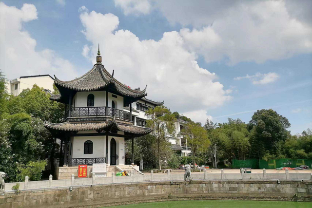 泰兴主城区设有济川街道，“济川”之名优于“泰兴”。图为泰兴文昌阁 