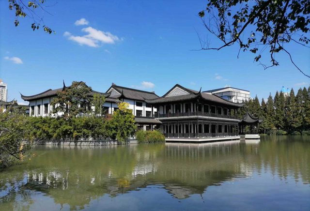 崇川既是南通的别称，又是区名。图为崇川区的南公园 