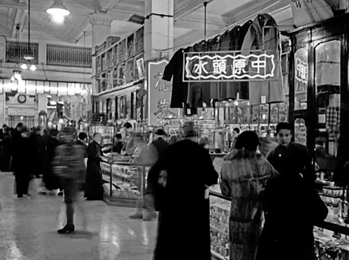 1935年，战地记者方大在天津拍摄的中原公司内部景象。