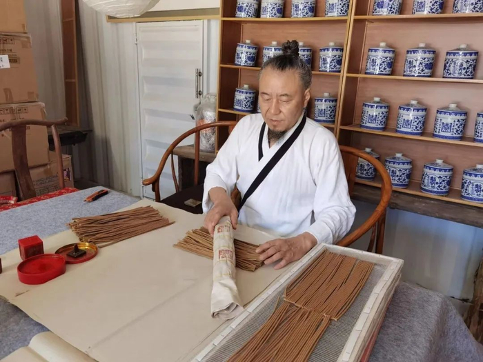 　　图 | 赵秋实正在封装线香