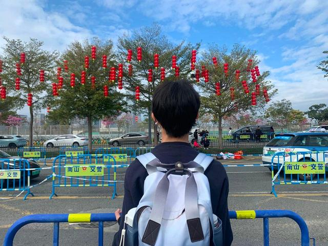 2023年1月20日，张琳与儿子返回深圳，路边的行道树上挂下红灯笼。受访者供图