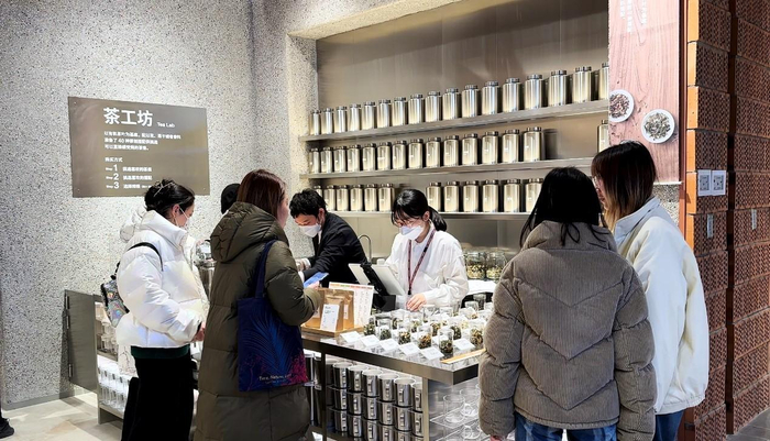 　　顾客在茶工坊选购