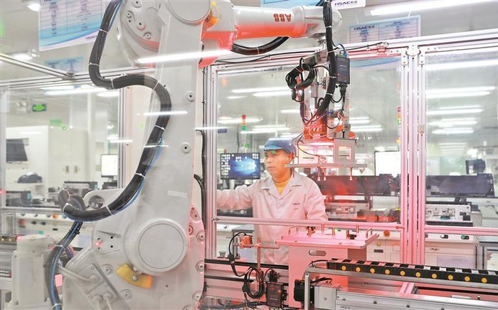     航盛电子生产车间。  深圳特区报记者 李忠 摄