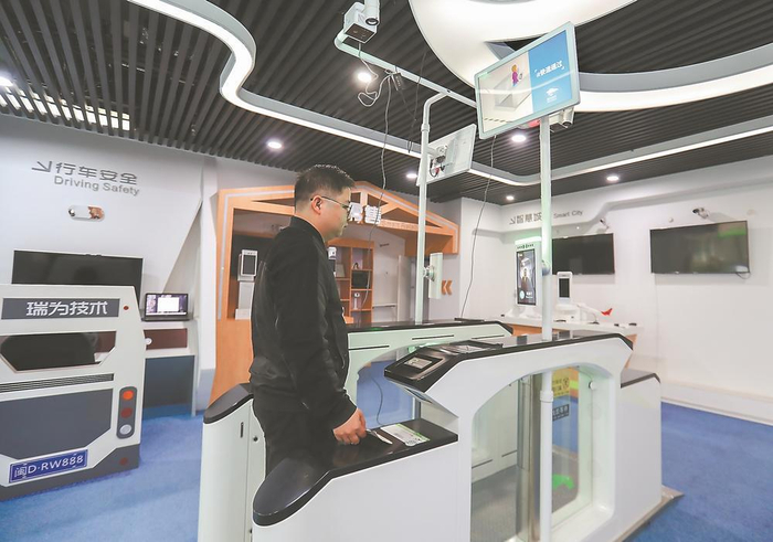     瑞为的技术人员在调试一款智能登机设备。厦门观察记者施辰静 摄