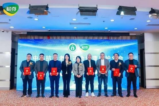 　　副理事长朱怡霖、刘星为副会长颁发聘书