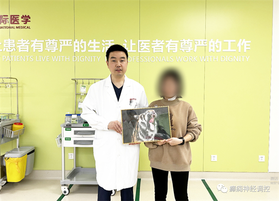 出院前，小颖给靳俊功医生赠送了一幅自己的画作“虎”
