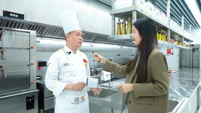 　　顺德厨师协会会长连庚明先生接受采访