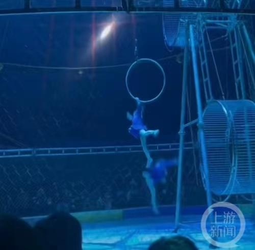 ▲俩女孩高空表演时坠落。