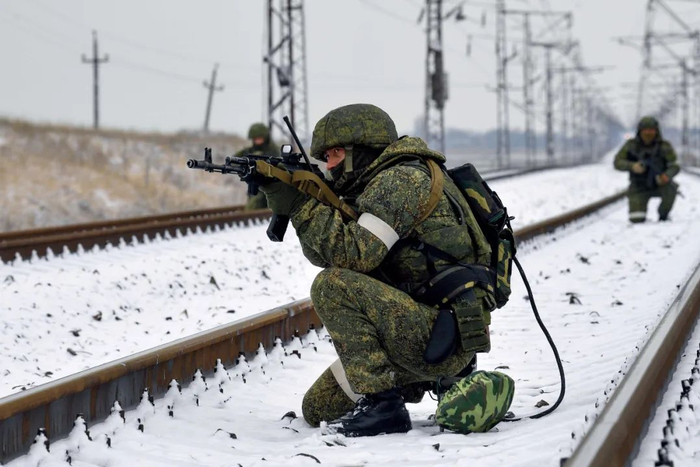 　1月30日，俄罗斯铁路部队的士兵在一处铁路轨道执行排雷。图/视觉中国