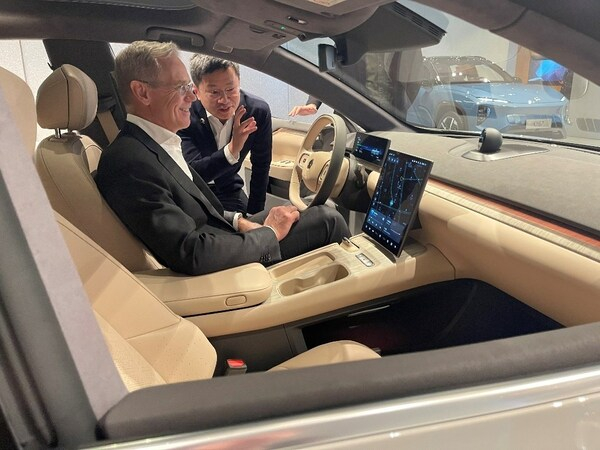 　　Rickard Gustafson试驾应用了斯凯孚轴承产品的蔚来ET7