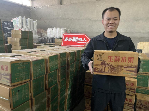 ▲在常文杰的电商仓库，完成打包的人参果正等待发货。小龙|摄