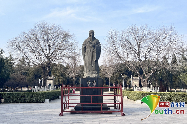 许慎立像。张香丽 摄