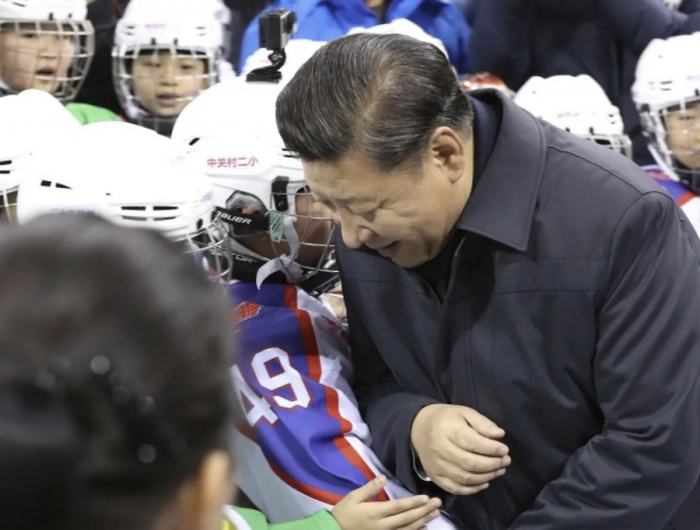 2017年2月24日，习近平在五棵松体育中心同青少年冰球爱好者“撞肩”，表示相互问候。新华社记者 丁林 摄