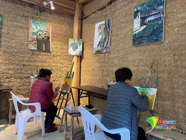 漈下村村民正在作画。中国青年网 张玘云摄