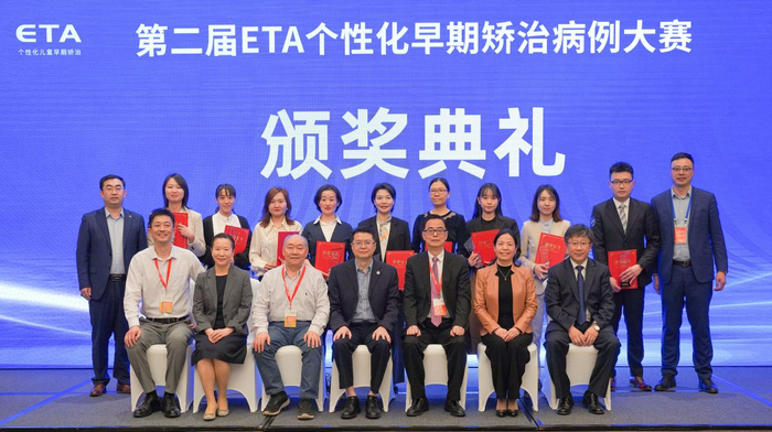 　　【冠、亚、季军获得者及颁奖嘉宾合影】