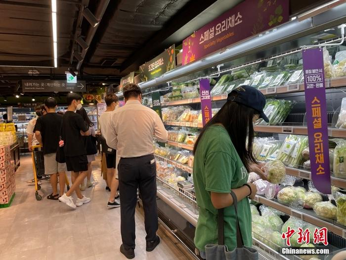 图为市民在韩国首尔一家超市内选购商品。 中新社发 万佳欣 摄