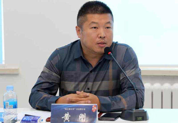 哈尔滨工大中奥生物工程有限公司董事、总经理黄刚在作现场交流。（李清芬 摄）