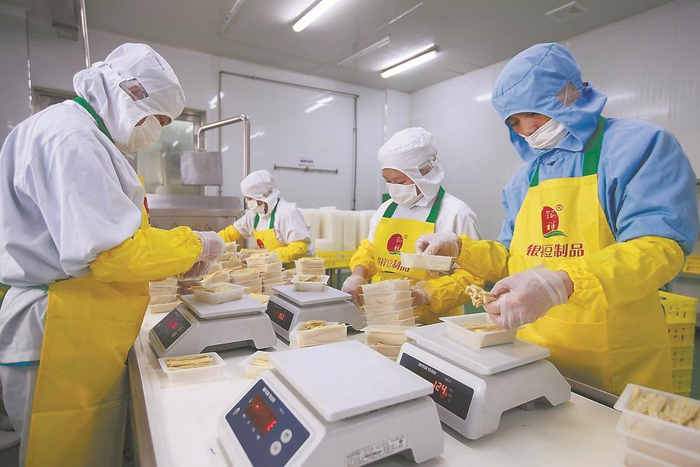     厦门银祥集团有限公司豆制品生产车间，工人在包装腐竹。厦门观察记者 施辰静 摄