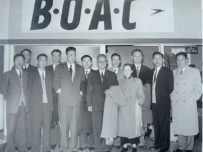 1961年3月24日 摄于香港九龙机场，前排右一至右四依次为：冰心 、巴金、刘白羽、沙汀