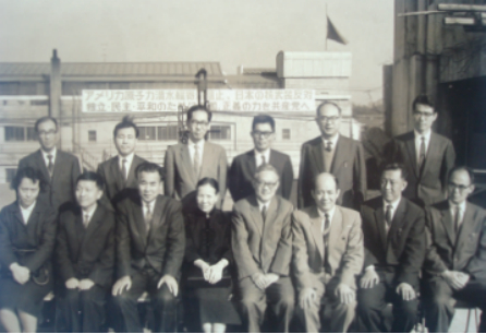 1963年11月中国作家代表团摄于日本，前排右二至右七依次为：韩北屏、严文井、巴金、冰心 