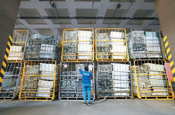 拆解厂的工人整理拆解下来的旧冰箱零件。 本报记者 潘之望摄