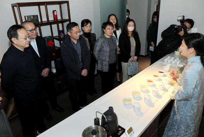 　　评茶师田紫琳介绍茶的等级审评