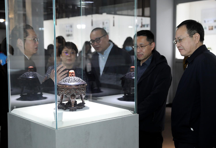 　　传习所馆长罗子杰介绍展馆香器